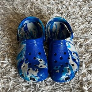 CROCS Kids Blue and White Swirl Sandals